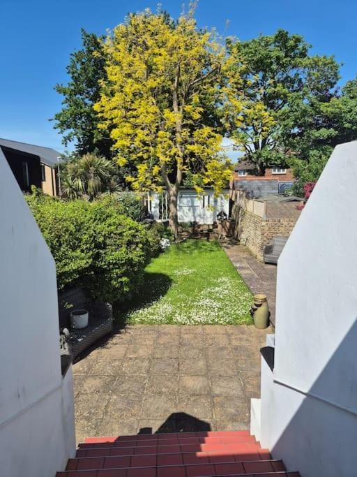 Spacious Seaside Escape In The Heart Of Deal, 4 Mins From The Beach Екстер'єр фото