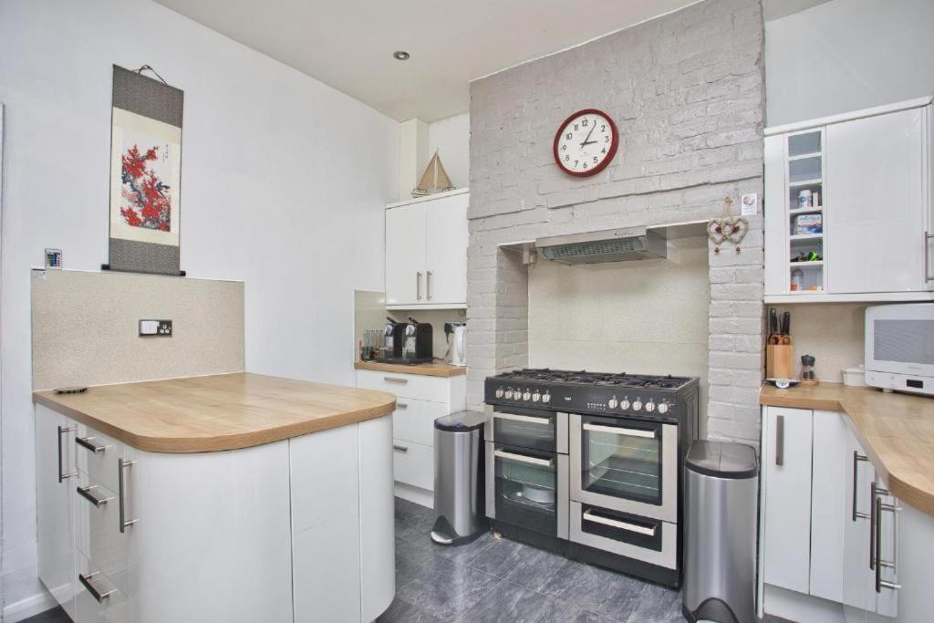 Spacious Seaside Escape In The Heart Of Deal, 4 Mins From The Beach Екстер'єр фото