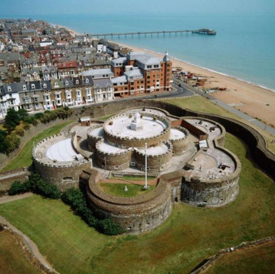 Spacious Seaside Escape In The Heart Of Deal, 4 Mins From The Beach Екстер'єр фото